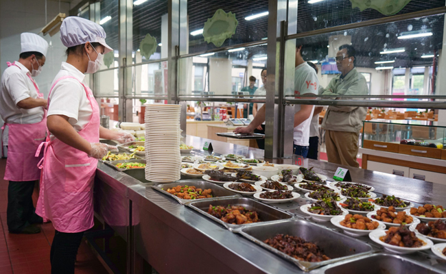 企業(yè)和工廠食堂有效降低員工飯?zhí)贸邪少彸杀?